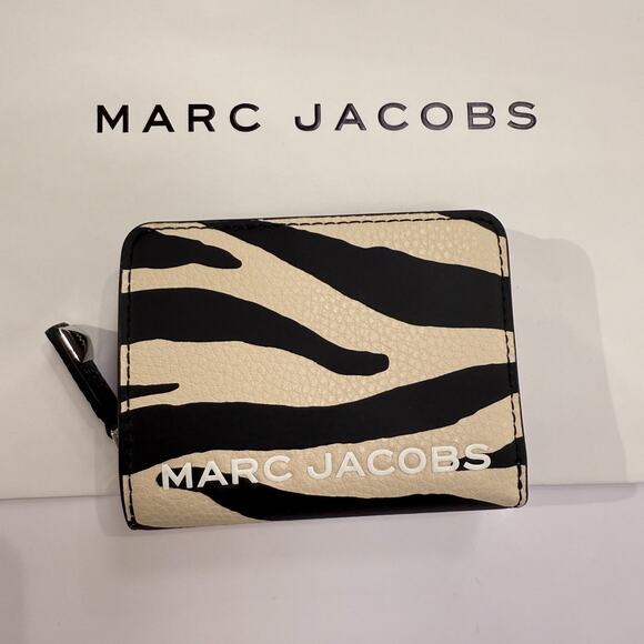 Best Price‼️Marc Jacobs 4F5SMP025S01 Mini Compact Wallet BLACK/WHITE - Picture 1 of 6